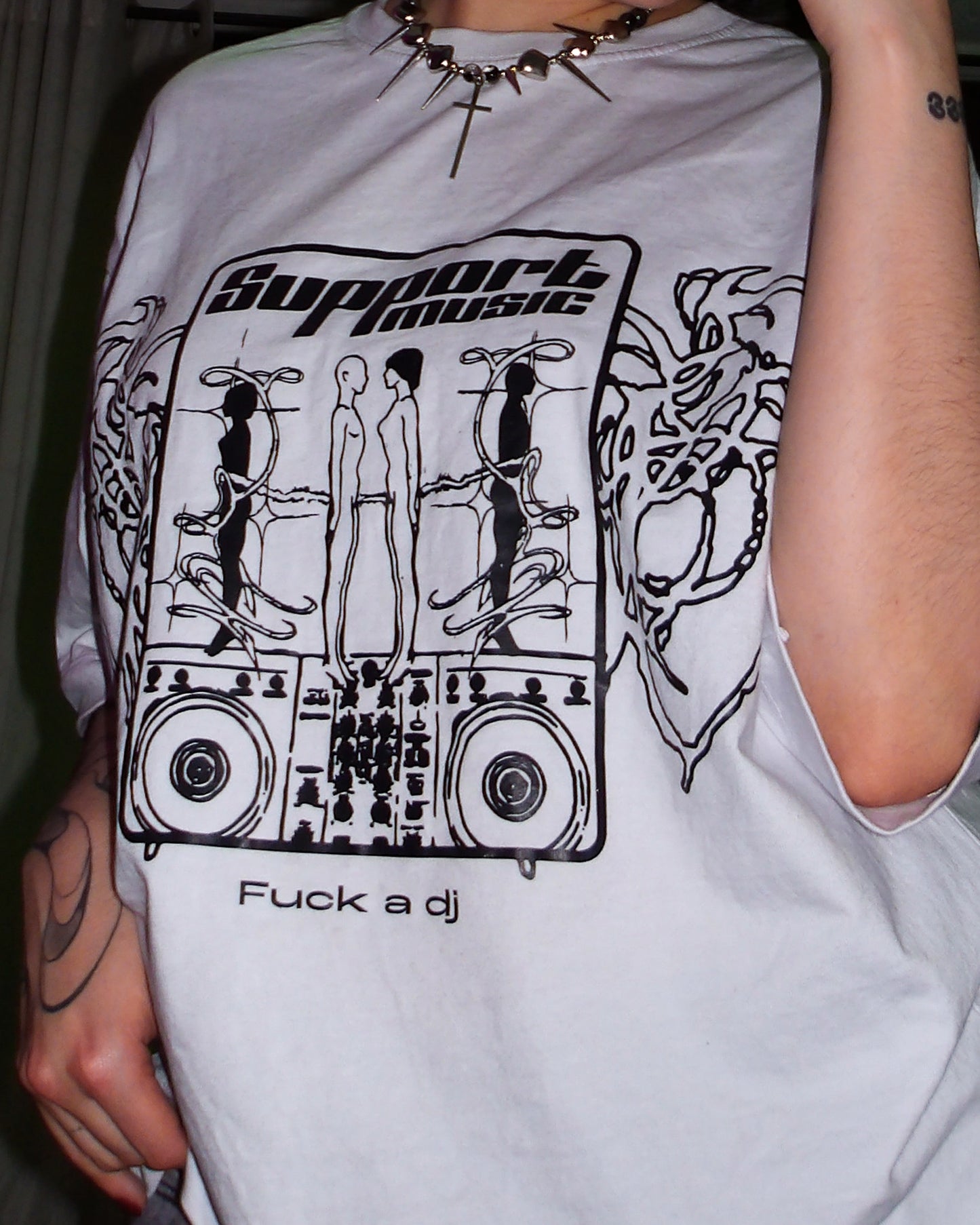 Camiseta ‘Support music, fvck a DJ’ boxy