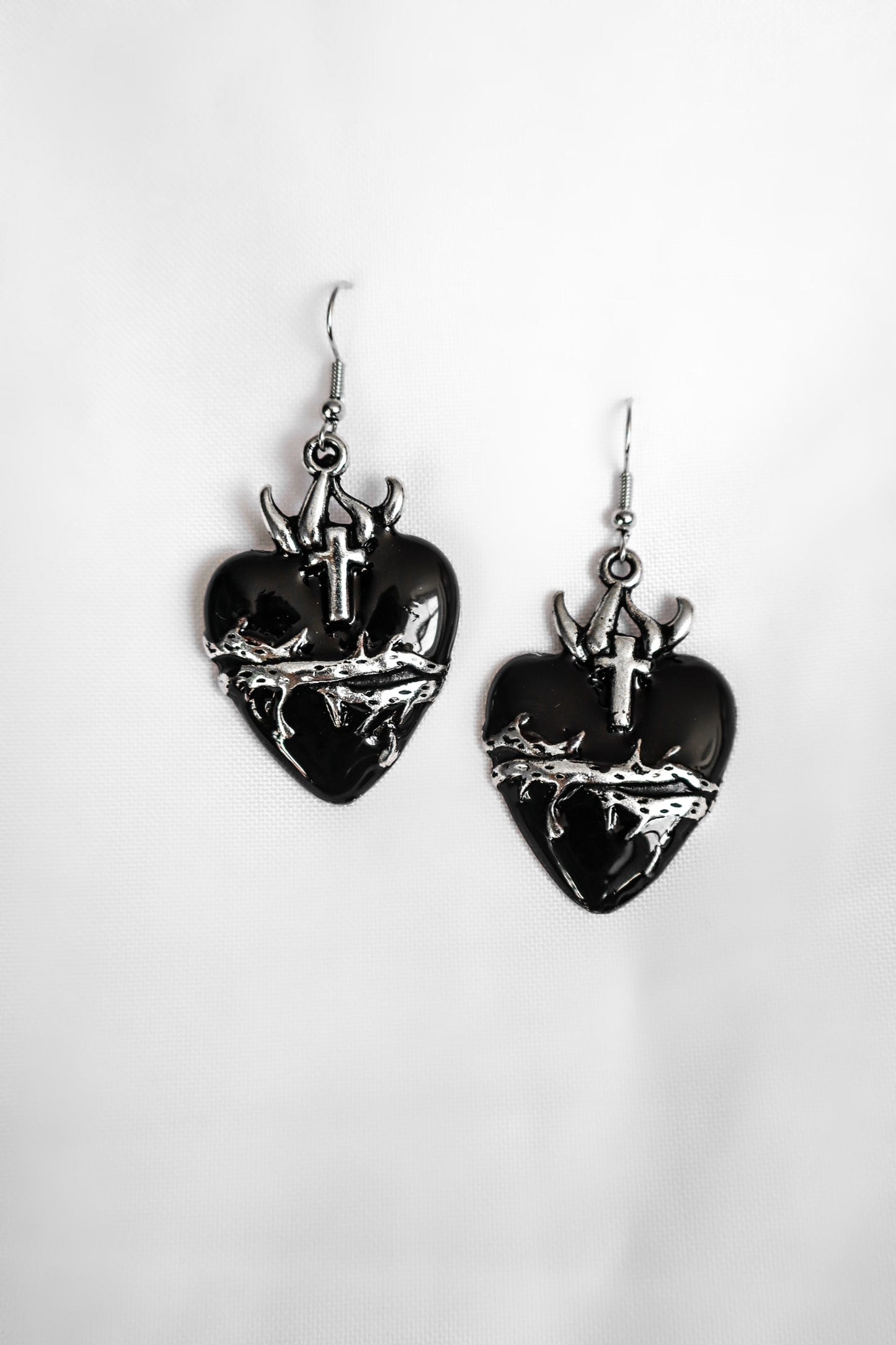 Aretes corazón de espinas negro