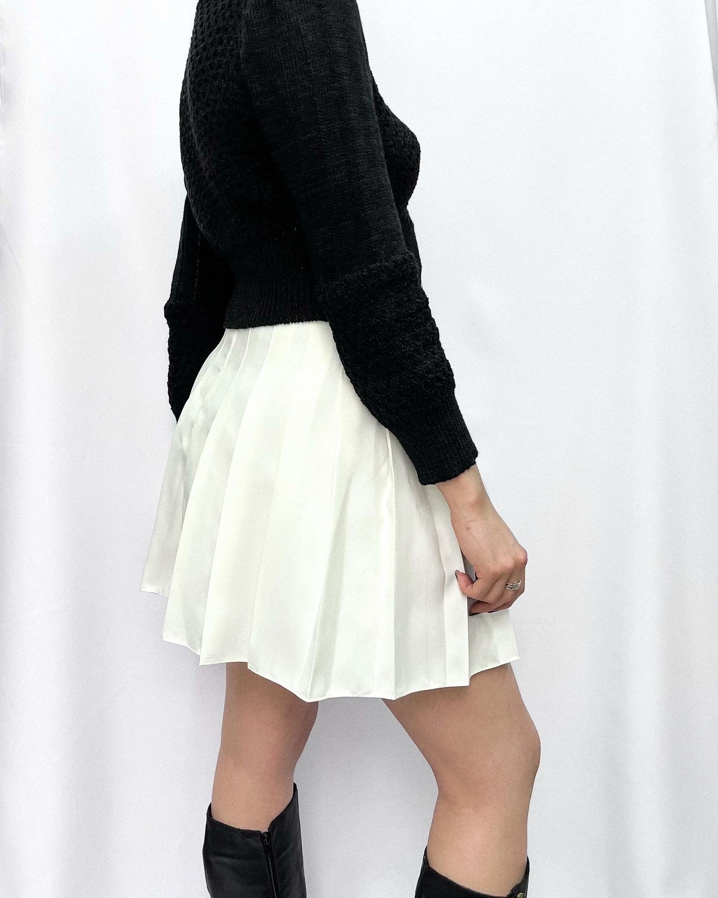 Falda de pliegues blanca