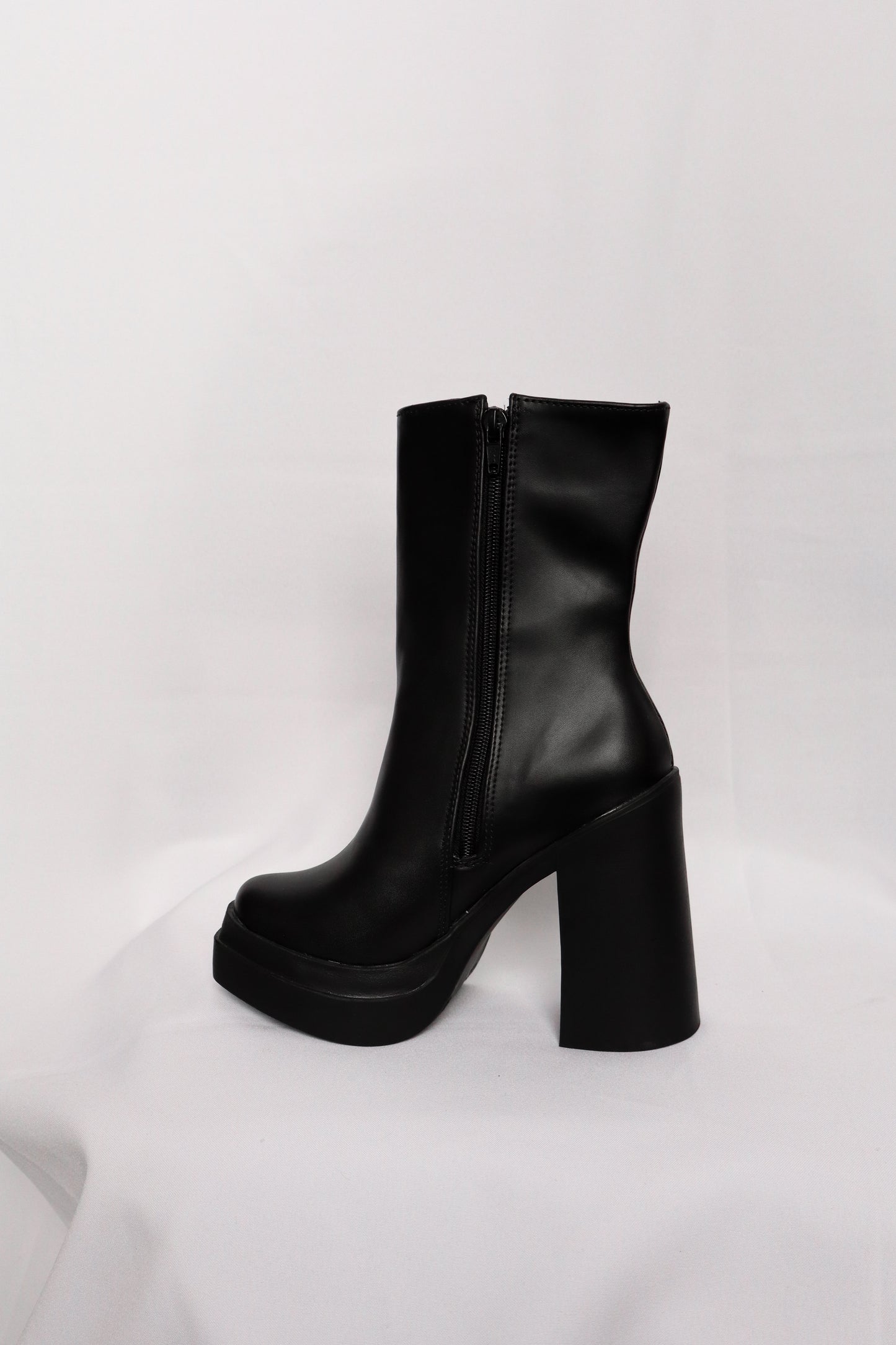 Botas Barbie altas negras