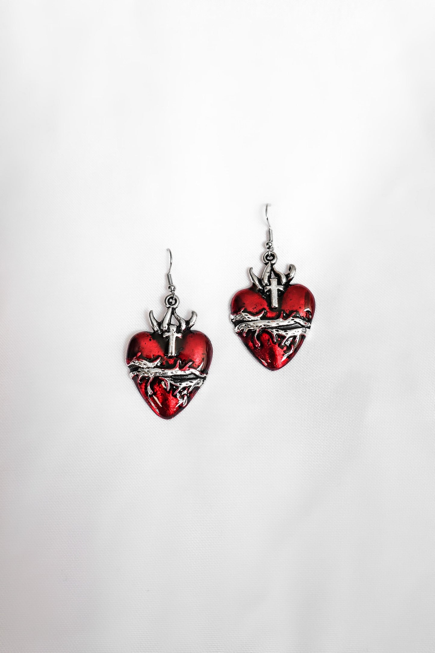 Aretes corazón de espinas rojo