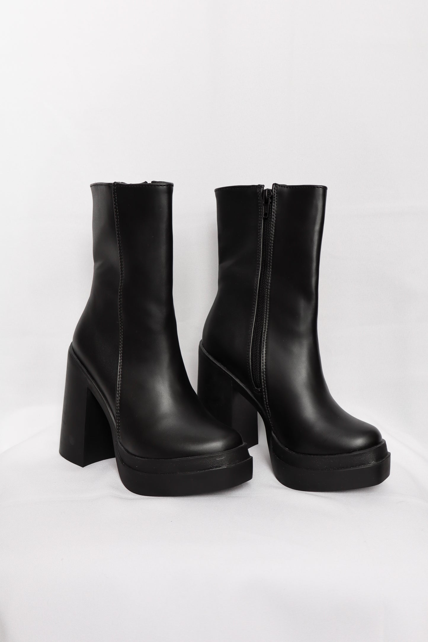 Botas Barbie altas negras