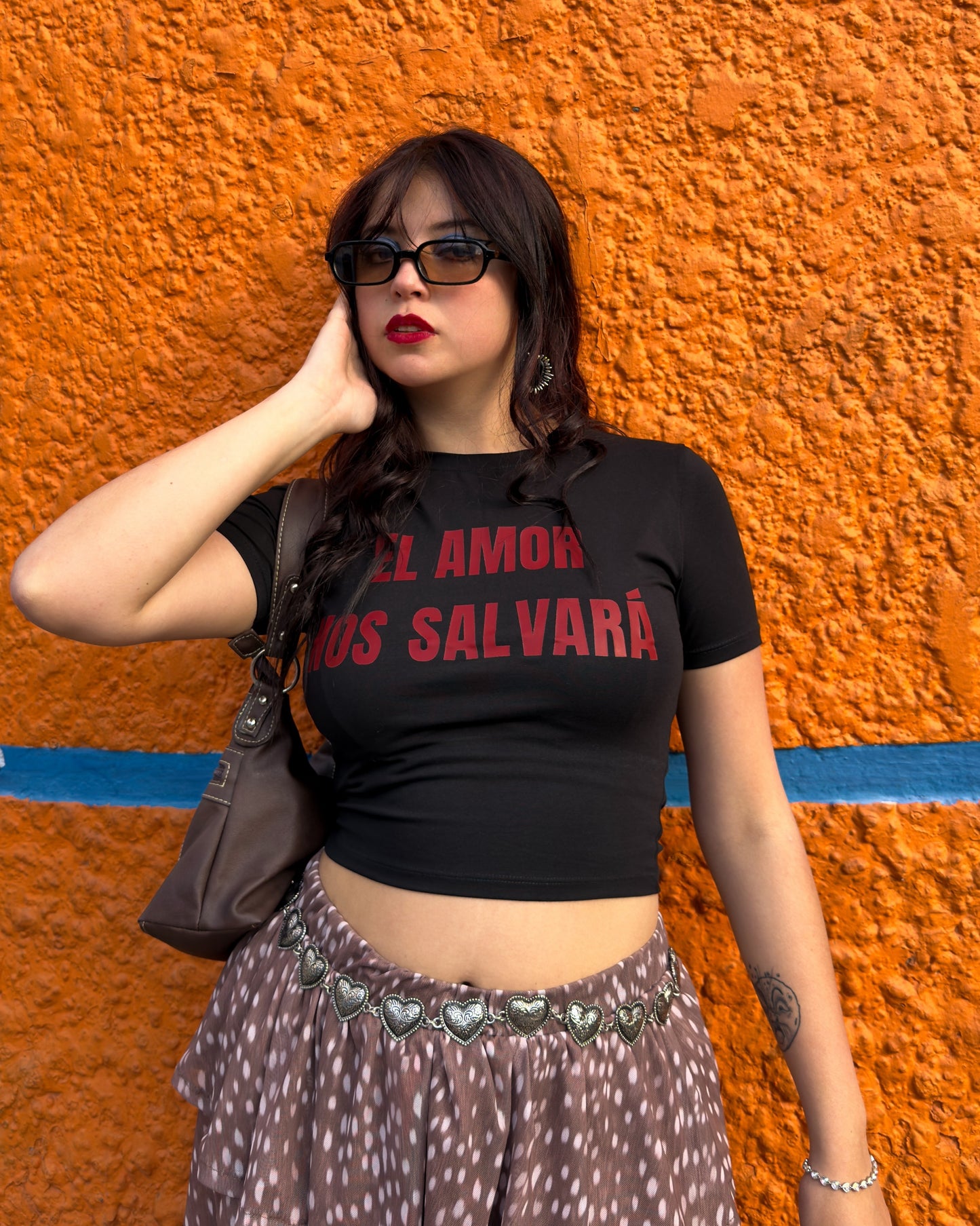 Baby tee 'El amor nos salvará' negra