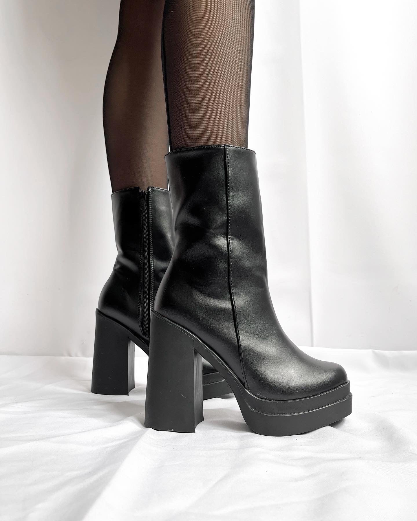 Botas Barbie altas negras