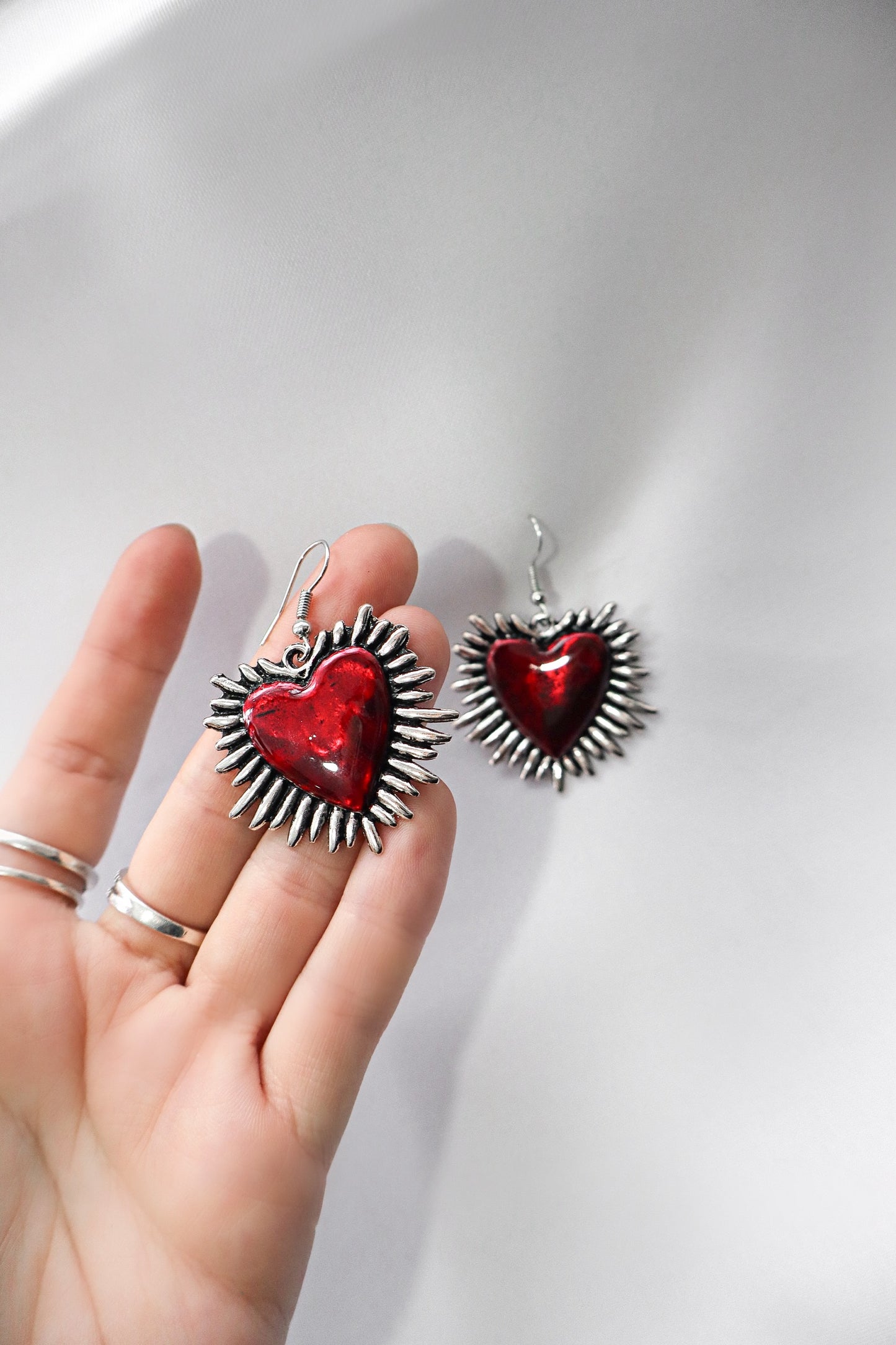 Aretes corazón de fuego rojo