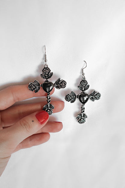 Aretes de cruz negra de rosas