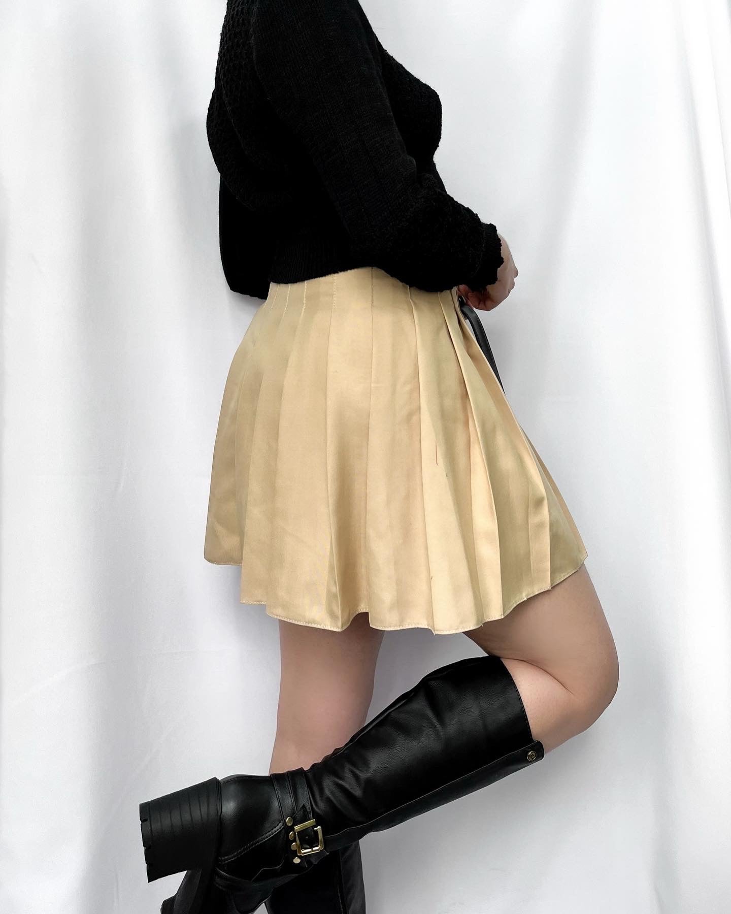 Falda de pliegues beige