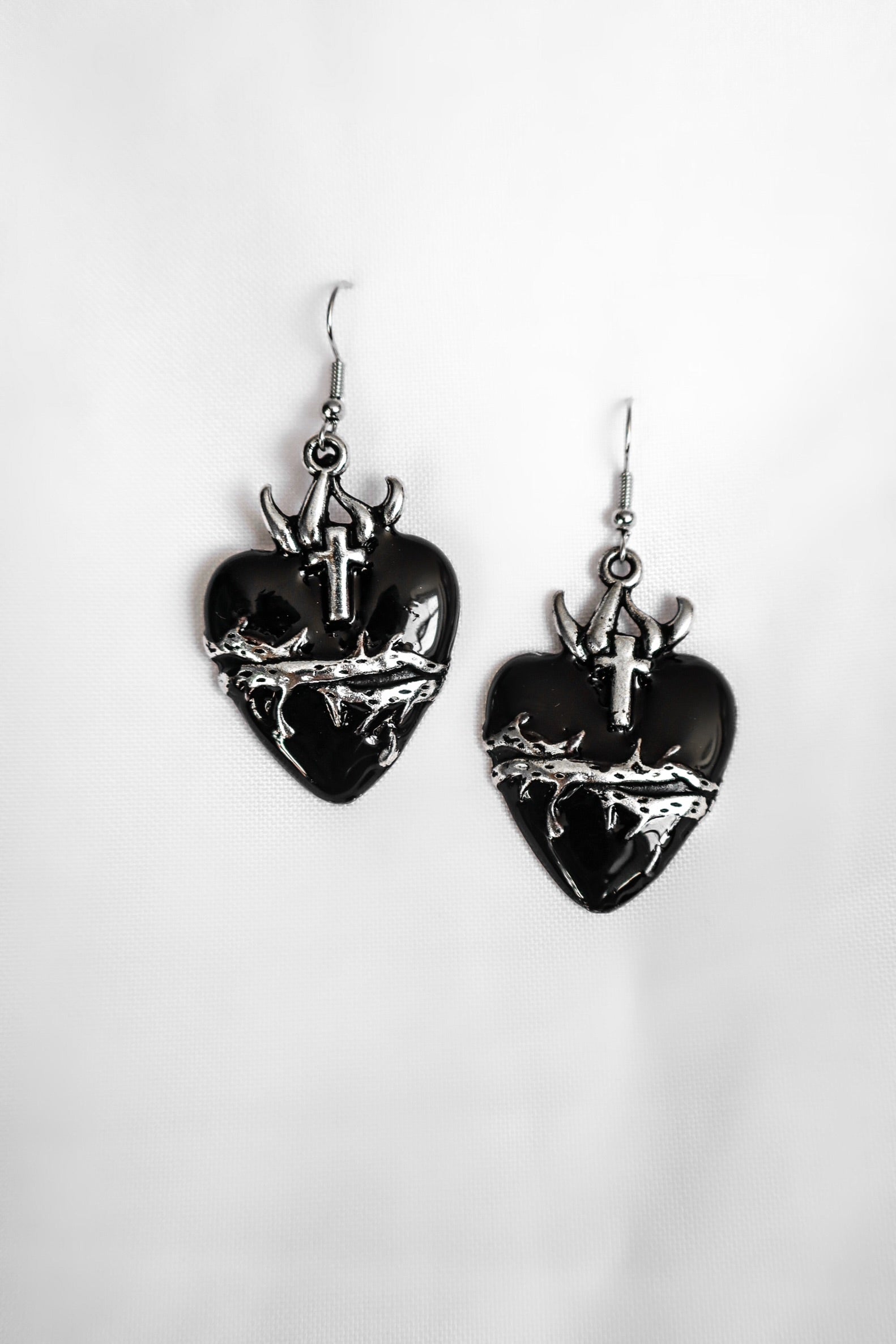 Aretes corazón de espinas negro