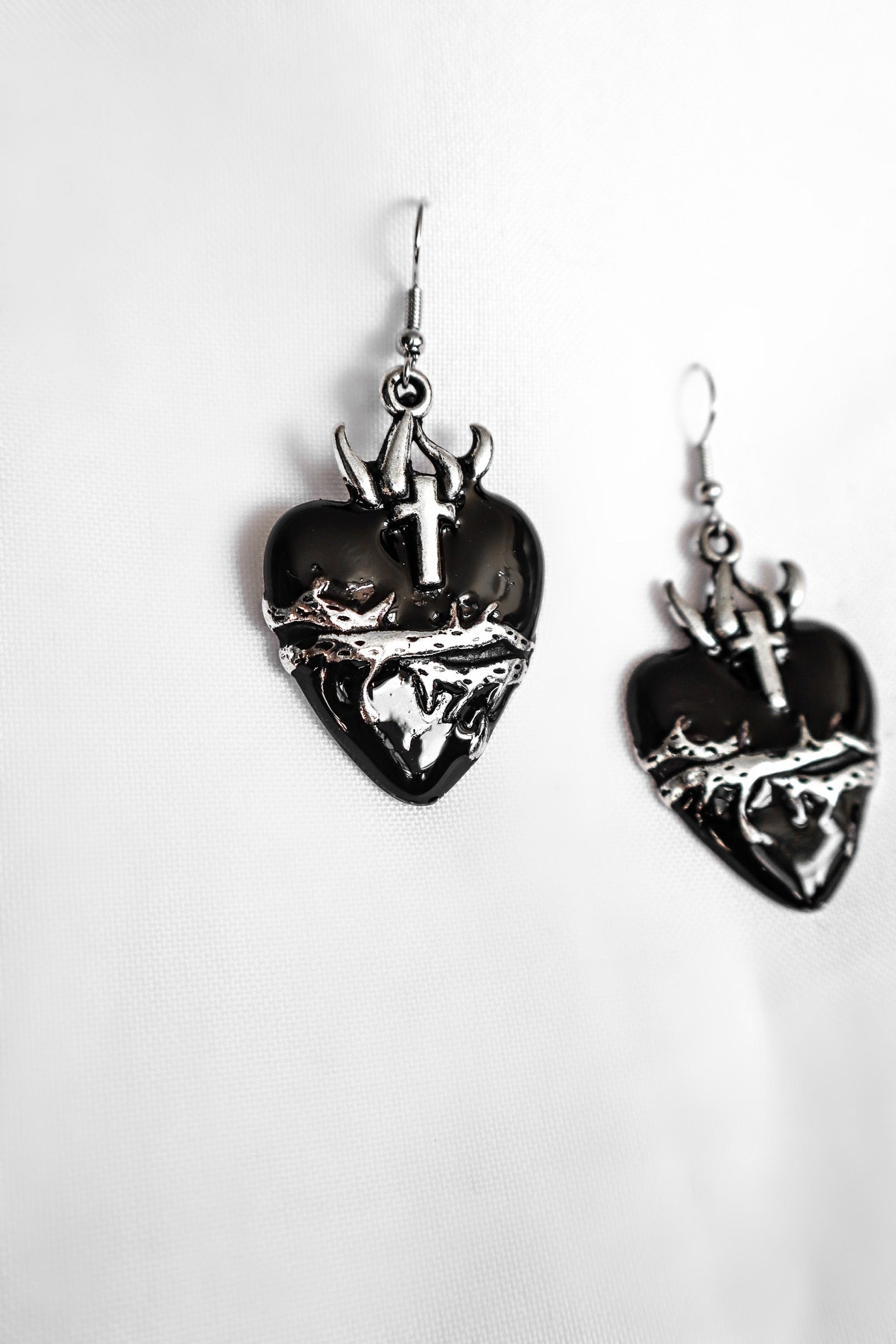 Aretes corazón de espinas negro