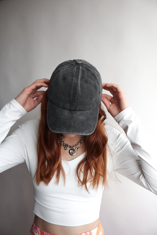 Gorra BASIC negra acid wash