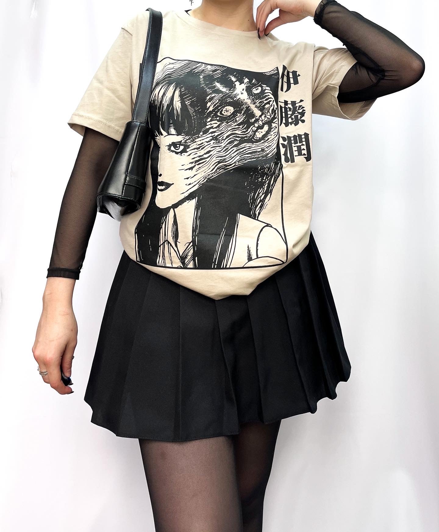 Camiseta junji ito beige