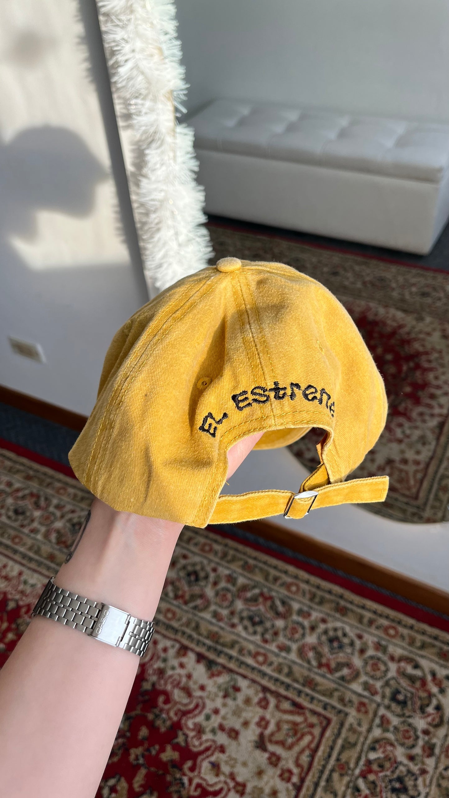 Gorra 'el arte nos salvará' amarilla