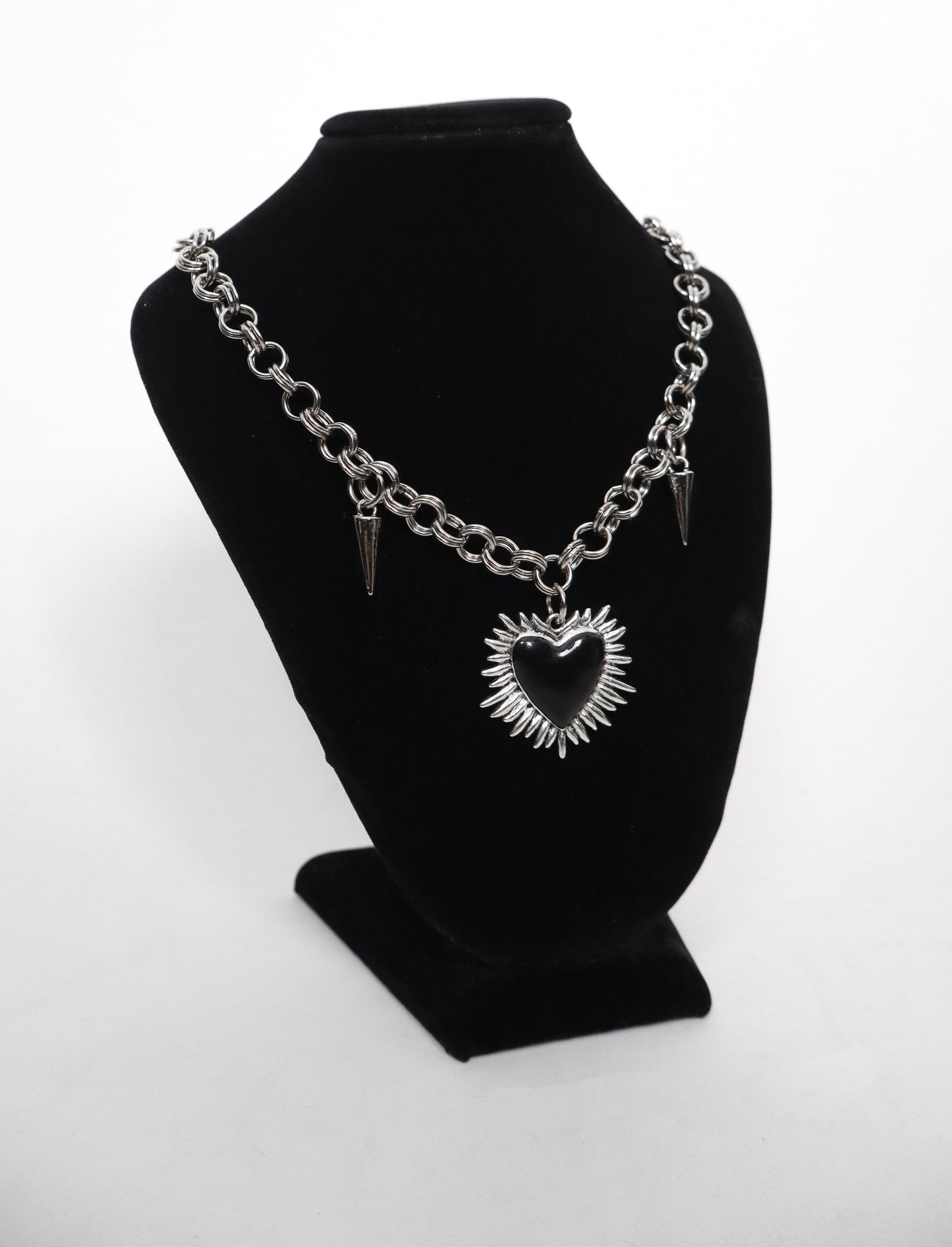 Collar corazón de fuego negro