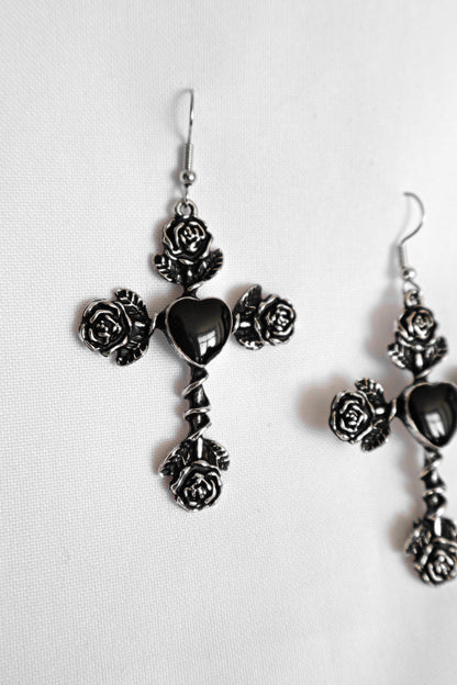 Aretes de cruz negra de rosas
