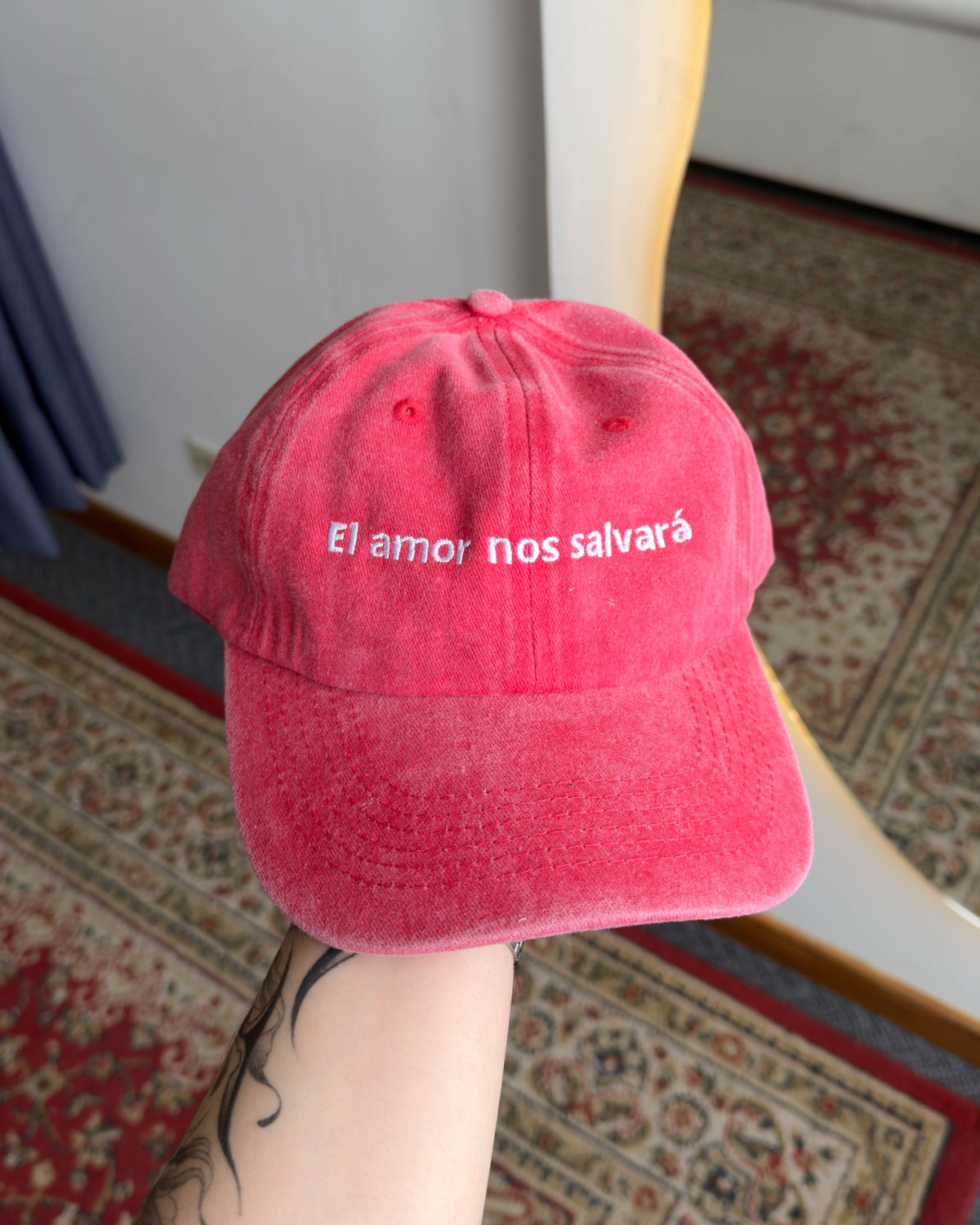 Gorra 'el amor nos salvará'
