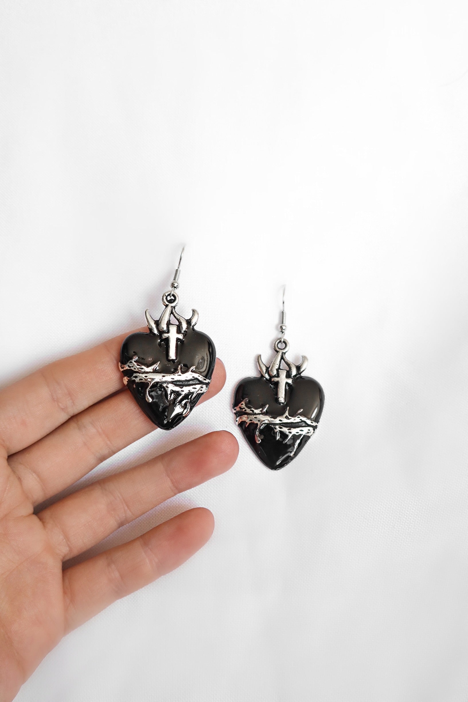Aretes corazón de espinas negro