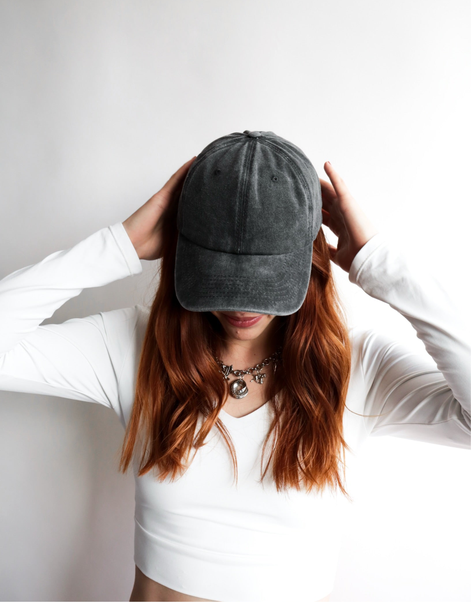 Gorra BASIC negra acid wash