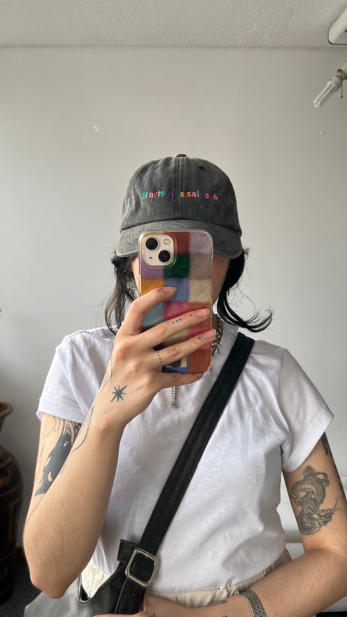 Gorra 'el arte nos salvará' negra