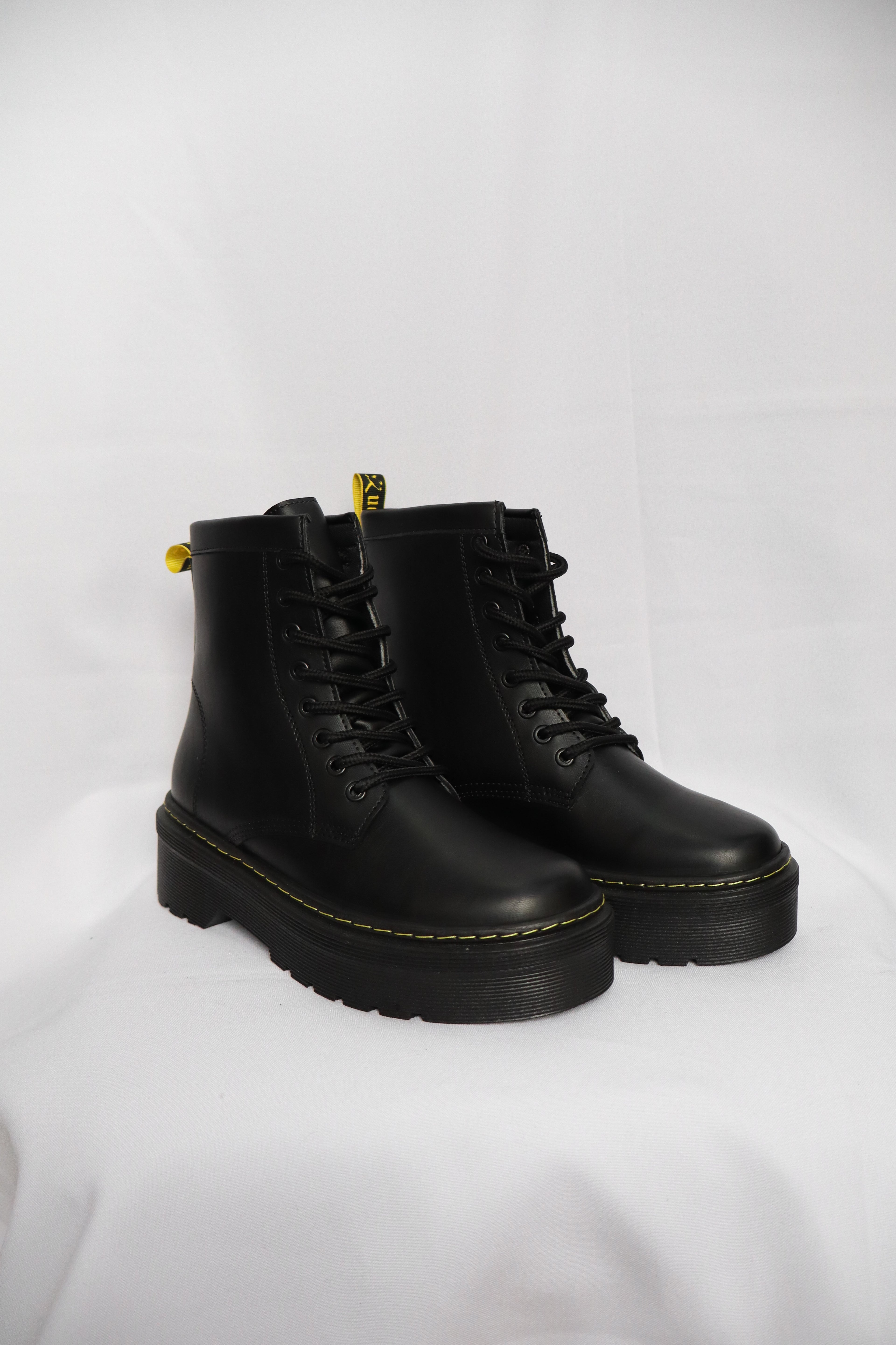 Botas estilo dc martens negras