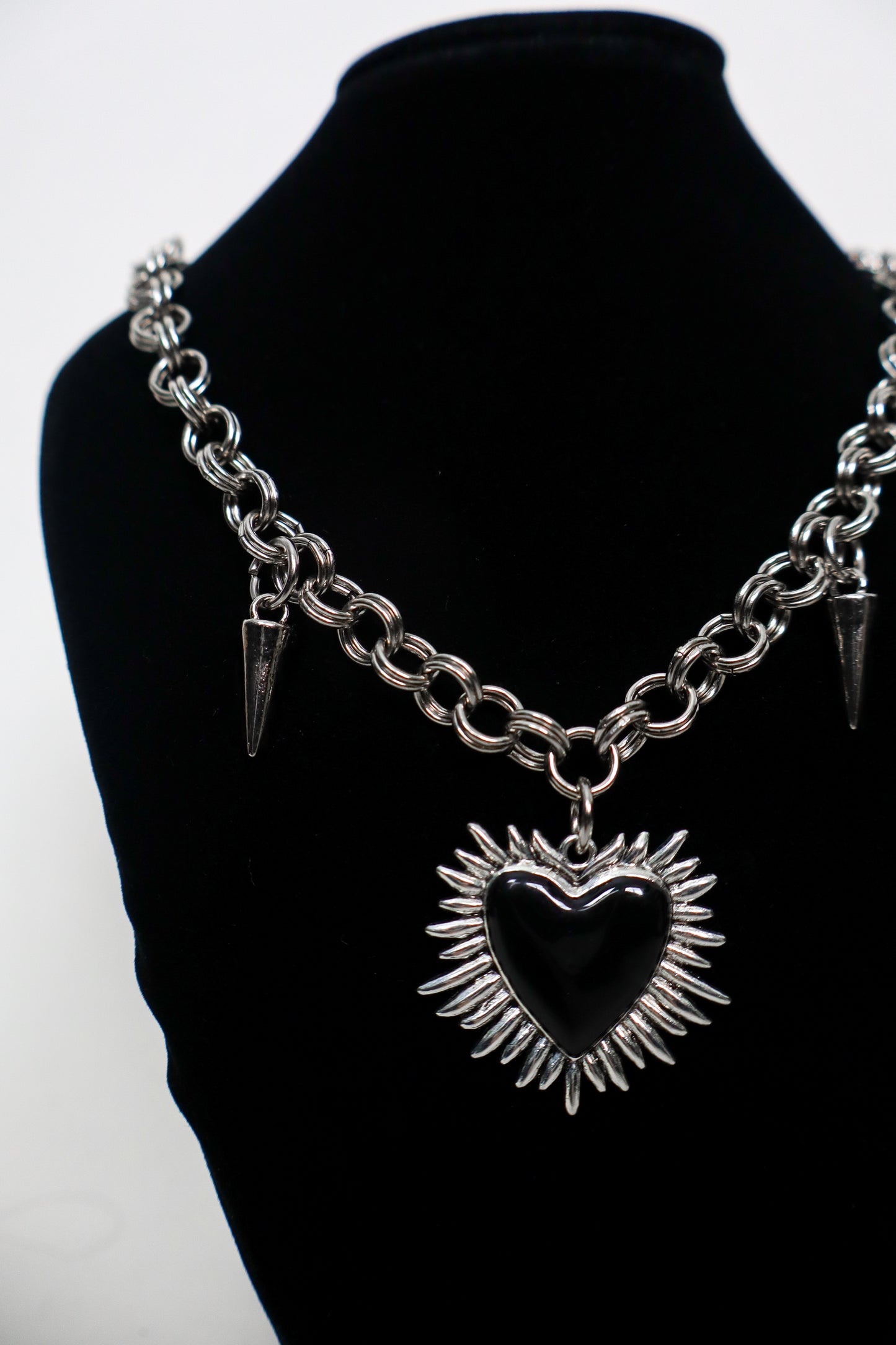 Collar corazón de fuego negro