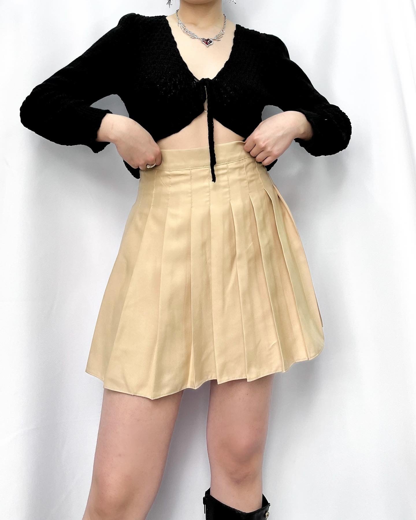 Falda de pliegues beige