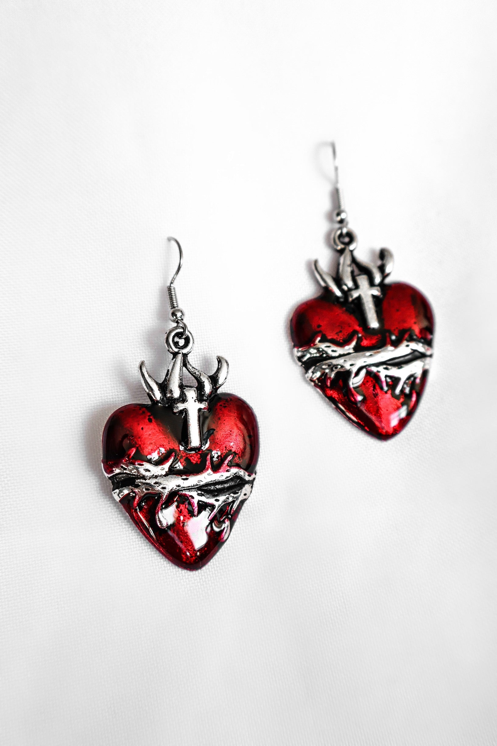 Aretes corazón de espinas rojo
