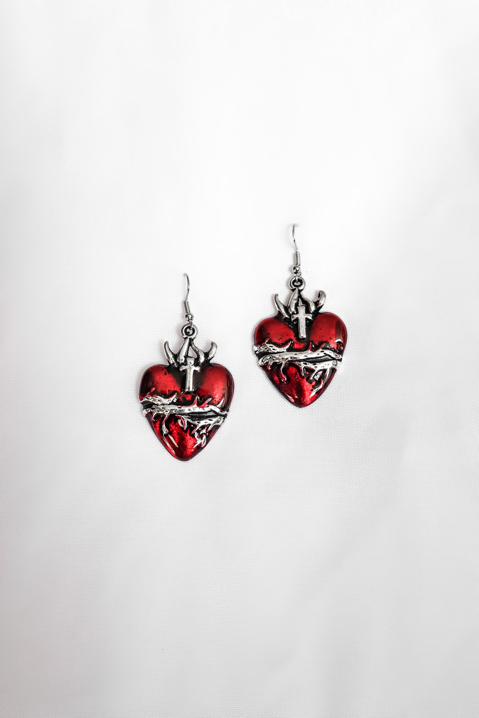 Aretes corazón de espinas rojo