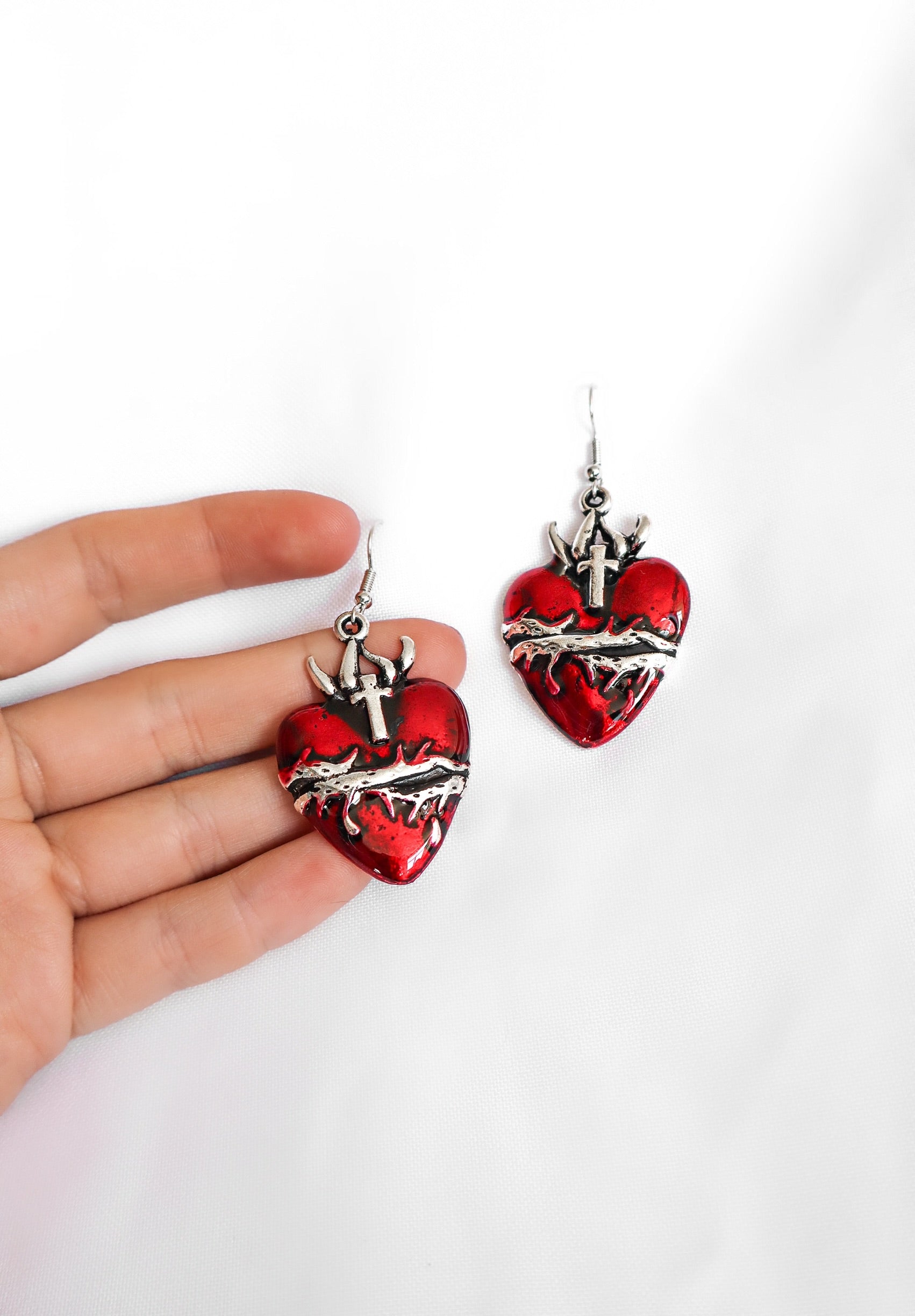 Aretes corazón de espinas rojo