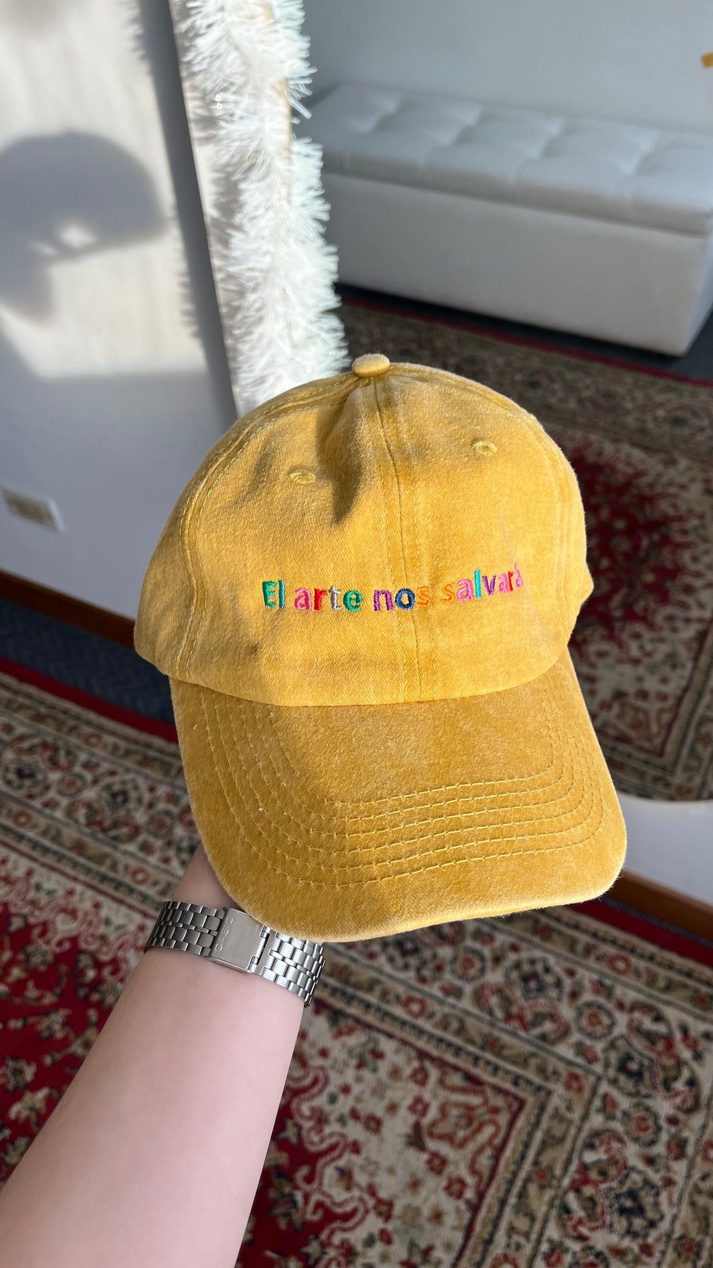 Gorra 'el arte nos salvará' amarilla
