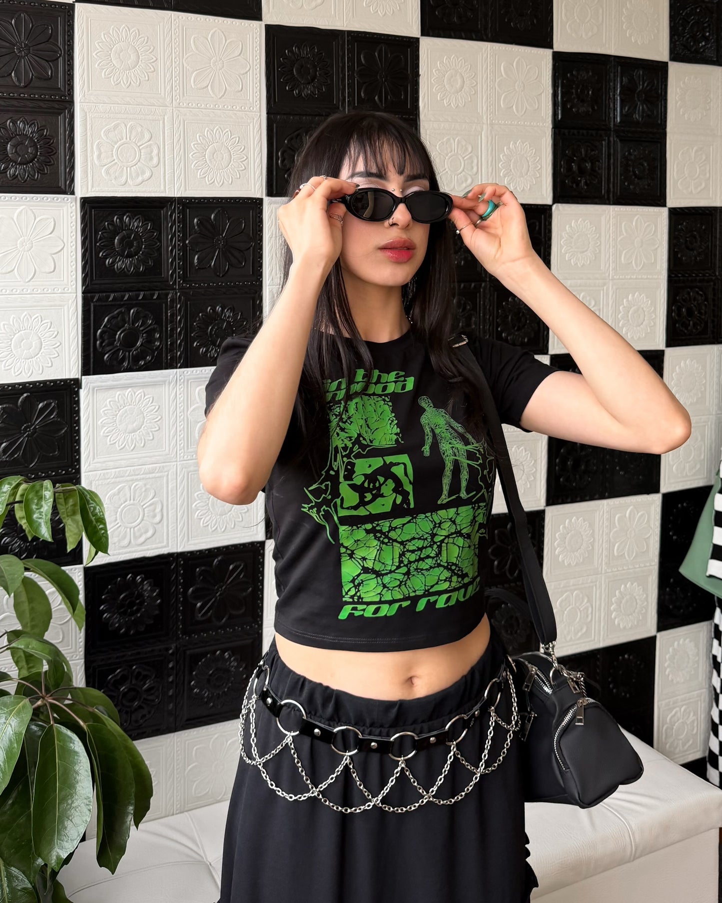 Baby tee 'in the mood for rave' negra