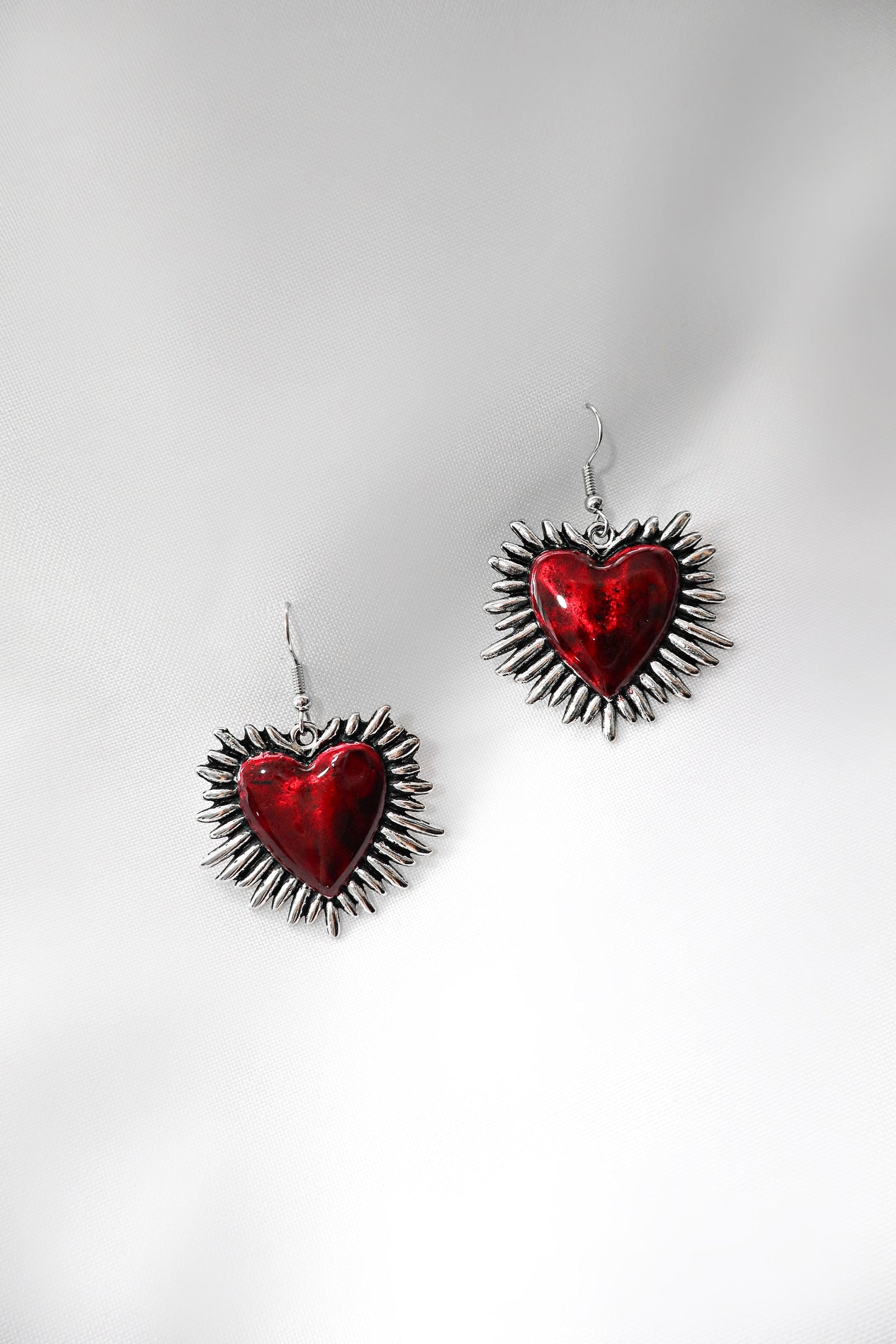 Aretes corazón de fuego rojo