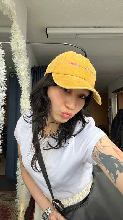 Gorra 'el arte nos salvará' amarilla