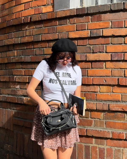 Baby tee 'El arte nos salvará' blanca