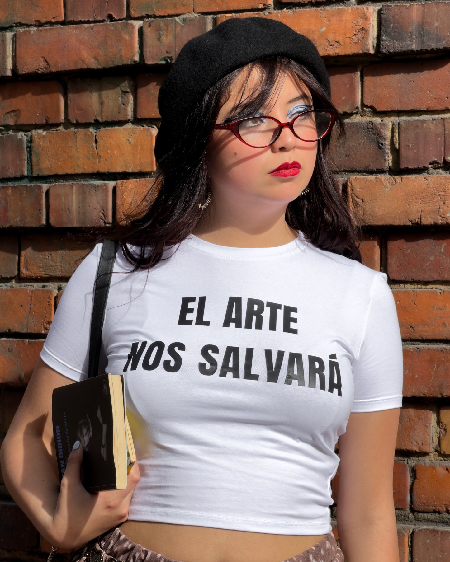 Baby tee 'El arte nos salvará' blanca