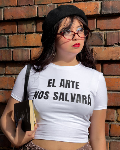 Baby tee 'El arte nos salvará' blanca