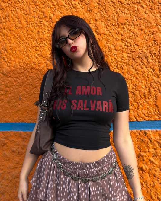 Baby tee 'El amor nos salvará' negra