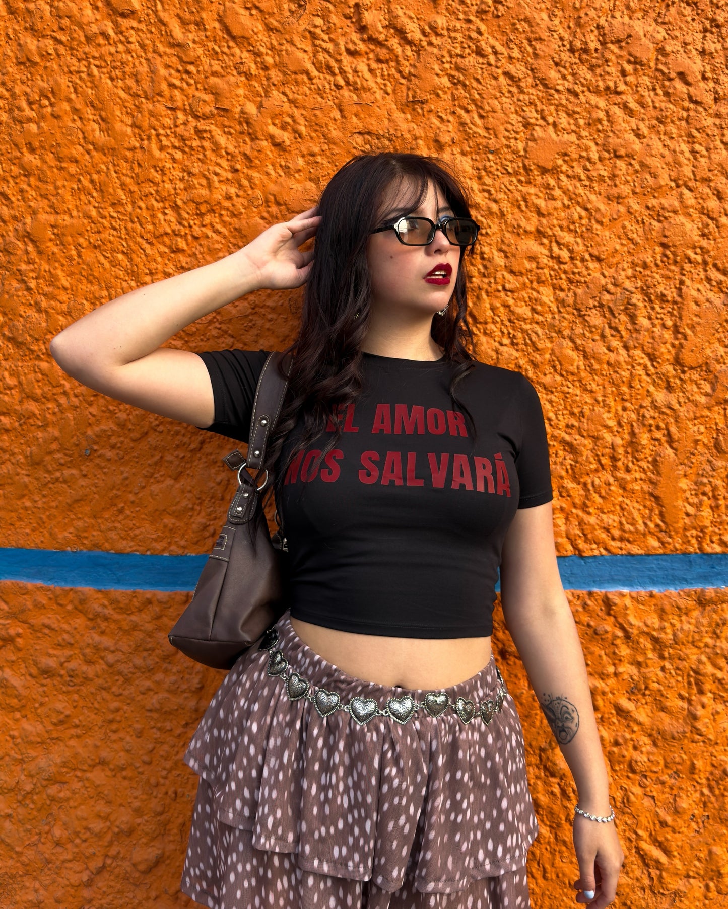 Baby tee 'El amor nos salvará' negra