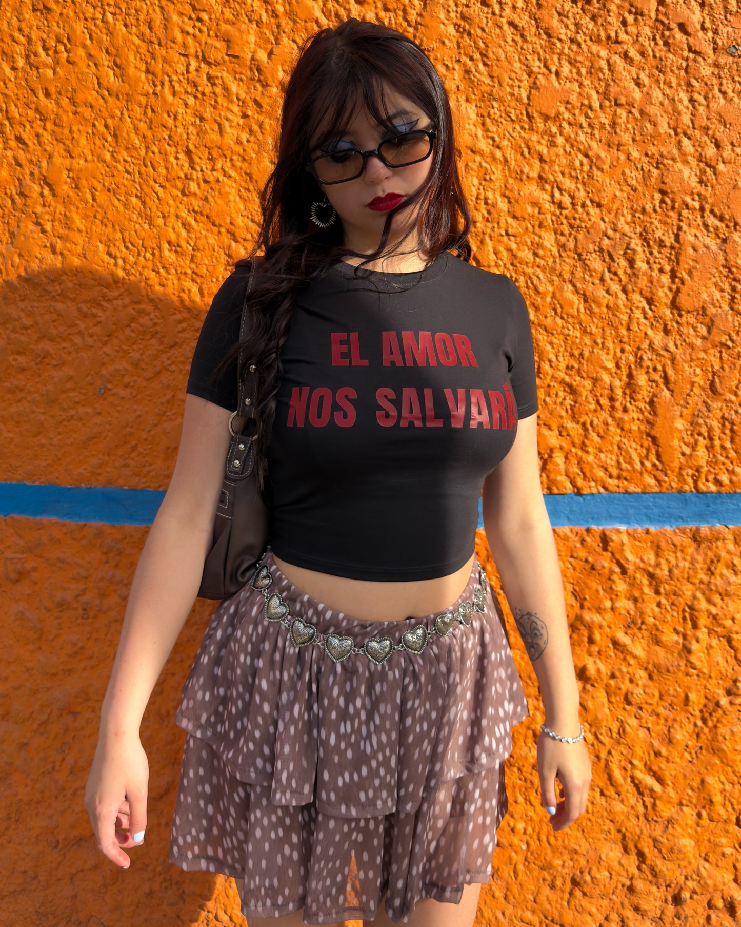 Baby tee 'El amor nos salvará' negra