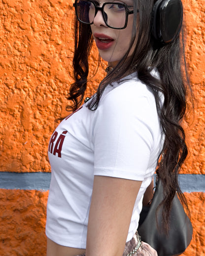 Baby tee 'El amor nos salvará' blanca