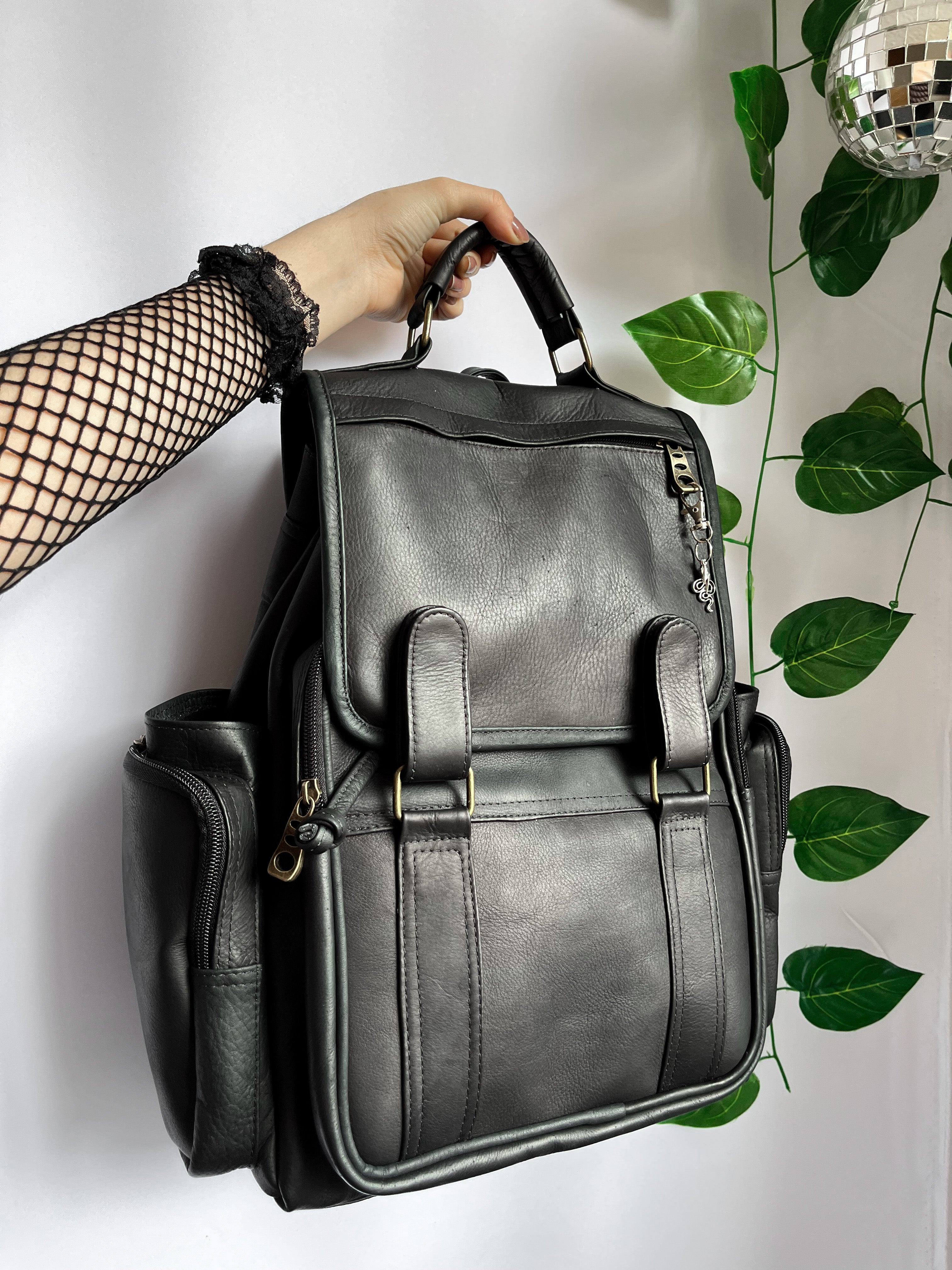 Súper mochila de cuero negra
